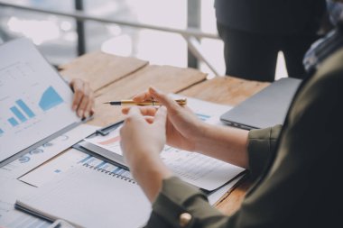 Co çalışma konferans, dizüstü bilgisayar ve dijital tablet, Ofis Masaları üzerinde yeni planı mali grafik verilerini tartışırken yatırımcı meslektaşları mevcut, Toplantı iş takım finans, muhasebe, yatırım.