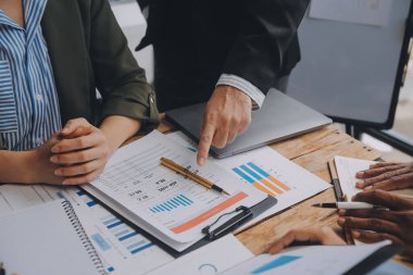 Co çalışma konferans, dizüstü bilgisayar ve dijital tablet, Ofis Masaları üzerinde yeni planı mali grafik verilerini tartışırken yatırımcı meslektaşları mevcut, Toplantı iş takım finans, muhasebe, yatırım.