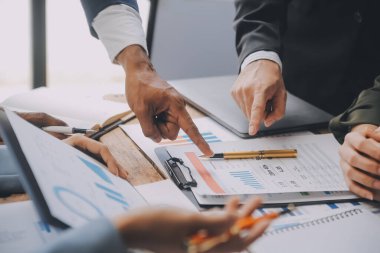 Co çalışma konferans, dizüstü bilgisayar ve dijital tablet, Ofis Masaları üzerinde yeni planı mali grafik verilerini tartışırken yatırımcı meslektaşları mevcut, Toplantı iş takım finans, muhasebe, yatırım.