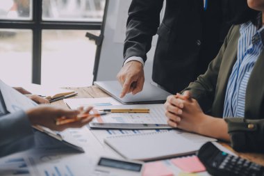 Co çalışma konferans, dizüstü bilgisayar ve dijital tablet, Ofis Masaları üzerinde yeni planı mali grafik verilerini tartışırken yatırımcı meslektaşları mevcut, Toplantı iş takım finans, muhasebe, yatırım.