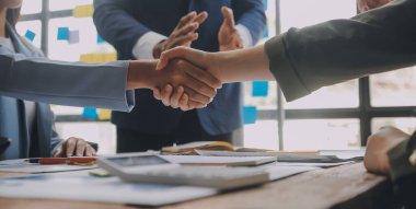 Toplantı ve tebrik kavramı, iki emin iş anlaşması ve iyi tartışırken sonra iş adamları ticaret sözleşme ve yeni projelerin anlaşma hem şirketler, başarı, ortaklık, ortak çalışan için.