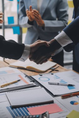 Toplantı ve tebrik kavramı, iki emin iş anlaşması ve iyi tartışırken sonra iş adamları ticaret sözleşme ve yeni projelerin anlaşma hem şirketler, başarı, ortaklık, ortak çalışan için.