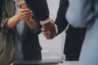 Toplantı ve tebrik kavramı, iki emin iş anlaşması ve iyi tartışırken sonra iş adamları ticaret sözleşme ve yeni projelerin anlaşma hem şirketler, başarı, ortaklık, ortak çalışan için.