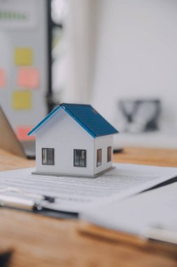 Emlakçı ve satış yöneticisi takım analiz Satılık Kiralık kira sözleşmesinin fiyatlandırma için ipotek kredi teklif ve ev sigortası ile ilgili anlaşma, Satın almak.