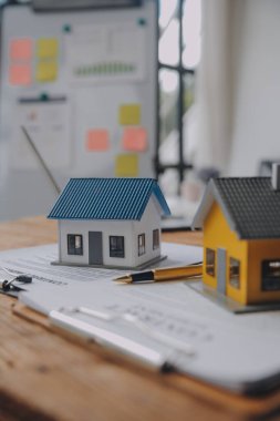 Emlakçı ve satış yöneticisi takım analiz Satılık Kiralık kira sözleşmesinin fiyatlandırma için ipotek kredi teklif ve ev sigortası ile ilgili anlaşma, Satın almak.