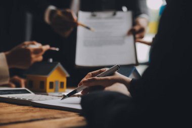 Emlakçı ve satış yöneticisi takım analiz Satılık Kiralık kira sözleşmesinin fiyatlandırma için ipotek kredi teklif ve ev sigortası ile ilgili anlaşma, Satın almak.