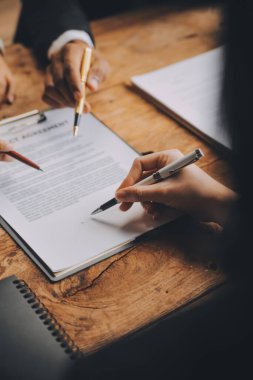 İyi hizmet işbirliği, İş kadını ve erkek avukatın danışmanlığı veya danışmanın müvekkil, hukuk ve hukuk hizmetleri konseptiyle takım toplantısı yapması.