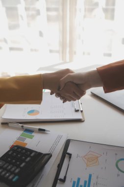 Bir bilgisayar üzerinde çalışan iş ekibi