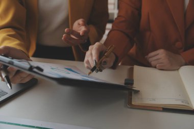 İş kadını el ve iş ekibi ofiste dizüstü bilgisayarla çalışıyor.