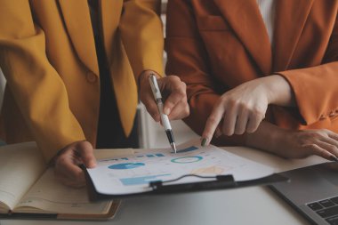 Ofiste çalışan iki genç iş kadını, iş kavramı