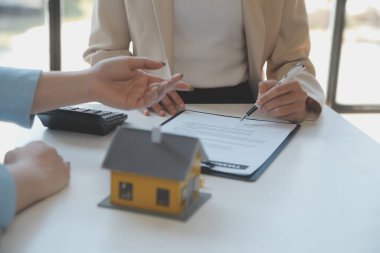 Emlakçı ve müşteri ev, sigorta ya da emlak satın almak için sözleşme imzalarlar. Ev kiralarlar, sigorta yaptırırlar, emlak veya emlak kredisi alırlar..