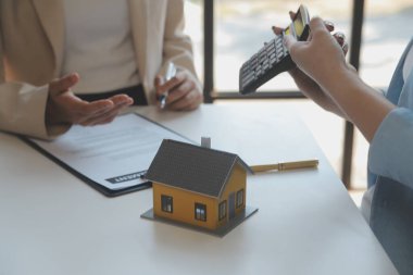 Emlakçı ve müşteri ev, sigorta ya da emlak satın almak için sözleşme imzalarlar. Ev kiralarlar, sigorta yaptırırlar, emlak veya emlak kredisi alırlar..
