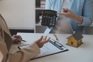 Emlakçı ve müşteri ev, sigorta ya da emlak satın almak için sözleşme imzalarlar. Ev kiralarlar, sigorta yaptırırlar, emlak veya emlak kredisi alırlar..