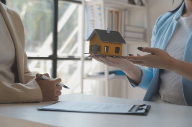 Emlakçı ve müşteri ev, sigorta ya da emlak satın almak için sözleşme imzalarlar. Ev kiralarlar, sigorta yaptırırlar, emlak veya emlak kredisi alırlar..