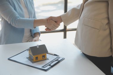 Emlakçı ve müşteri ev, sigorta ya da emlak satın almak için sözleşme imzalarlar. Ev kiralarlar, sigorta yaptırırlar, emlak veya emlak kredisi alırlar..