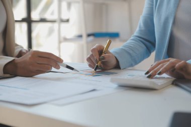 İş adamları birlikte çalışıyor.