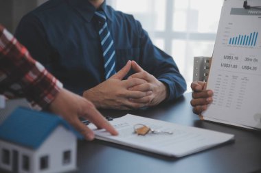 Emlakçı ve satış yöneticisi takım analiz Satılık Kiralık kira sözleşmesinin fiyatlandırma için ipotek kredi teklif ve ev sigortası ile ilgili anlaşma, Satın almak.