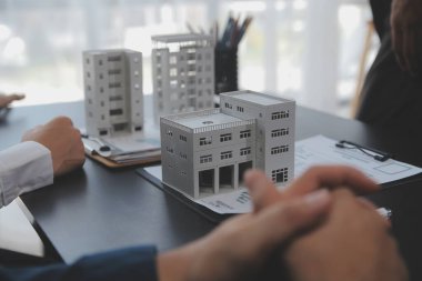 Emlakçı ve satış yöneticisi takım analiz Satılık Kiralık kira sözleşmesinin fiyatlandırma için ipotek kredi teklif ve ev sigortası ile ilgili anlaşma, Satın almak.