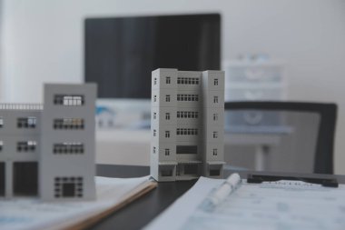 Emlakçı ve satış yöneticisi takım analiz Satılık Kiralık kira sözleşmesinin fiyatlandırma için ipotek kredi teklif ve ev sigortası ile ilgili anlaşma, Satın almak.