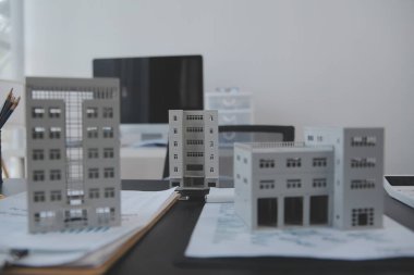 Emlakçı ve satış yöneticisi takım analiz Satılık Kiralık kira sözleşmesinin fiyatlandırma için ipotek kredi teklif ve ev sigortası ile ilgili anlaşma, Satın almak.