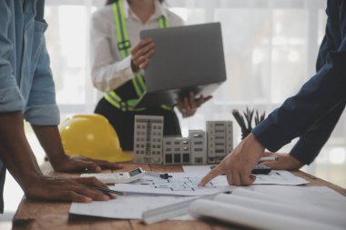 Modellik ve planlama alanında ortaklık ve mühendislik araçlarıyla çalışmak üzere proje için mühendis veya mimar toplantısının inşaat ve yapı konsepti, her iki şirket için de sözleşme.