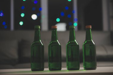 Kutlama gecesi, bardağa viski dök. Kutlamaya gelen arkadaşlarına ver.