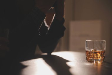 Kutlama gecesi, bardağa viski dök. Kutlamaya gelen arkadaşlarına ver.