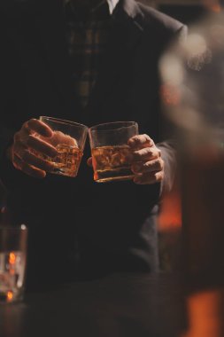 Kutlama gecesi, bardağa viski dök. Kutlamaya gelen arkadaşlarına ver.