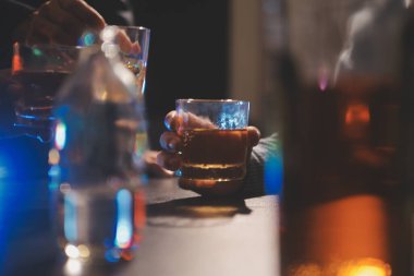 Kutlama gecesi, bardağa viski dök. Kutlamaya gelen arkadaşlarına ver.