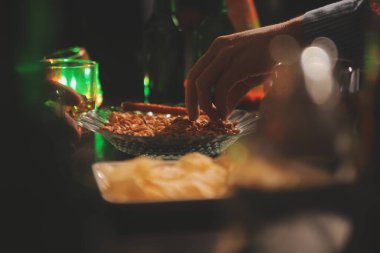 Kutlama gecesi, bardağa viski dök. Kutlamaya gelen arkadaşlarına ver.