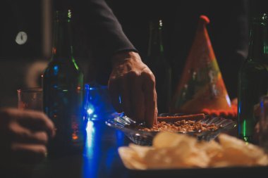 Kutlama gecesi, bardağa viski dök. Kutlamaya gelen arkadaşlarına ver.