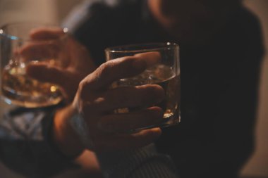 Kutlama gecesi, bardağa viski dök. Kutlamaya gelen arkadaşlarına ver.