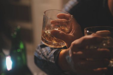 Kutlama gecesi, bardağa viski dök. Kutlamaya gelen arkadaşlarına ver.