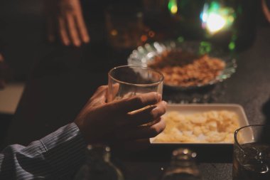 Kutlama gecesi, bardağa viski dök. Kutlamaya gelen arkadaşlarına ver.