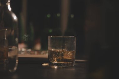 Kutlama gecesi, bardağa viski dök. Kutlamaya gelen arkadaşlarına ver.