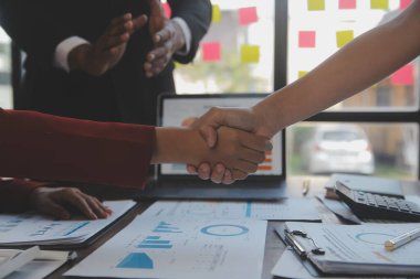 Toplantı ve tebrik kavramı, iki emin iş anlaşması ve iyi tartışırken sonra iş adamları ticaret sözleşme ve yeni projelerin anlaşma hem şirketler, başarı, ortaklık, ortak çalışan için.