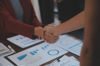 Toplantı ve tebrik kavramı, iki emin iş anlaşması ve iyi tartışırken sonra iş adamları ticaret sözleşme ve yeni projelerin anlaşma hem şirketler, başarı, ortaklık, ortak çalışan için.