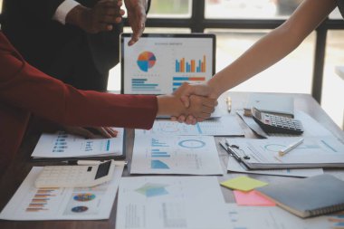 Toplantı ve tebrik kavramı, iki emin iş anlaşması ve iyi tartışırken sonra iş adamları ticaret sözleşme ve yeni projelerin anlaşma hem şirketler, başarı, ortaklık, ortak çalışan için.