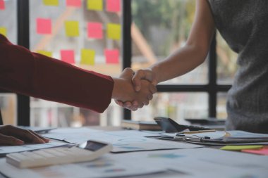 Toplantı ve tebrik kavramı, iki emin iş anlaşması ve iyi tartışırken sonra iş adamları ticaret sözleşme ve yeni projelerin anlaşma hem şirketler, başarı, ortaklık, ortak çalışan için.