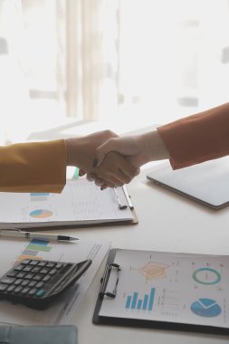 İş adamları anlaşmayı bitirdikten sonra el sıkışıyor..