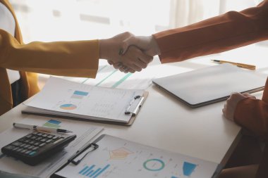 İş adamları anlaşmayla el sıkışıyor ve ofiste buluşuyorlar.