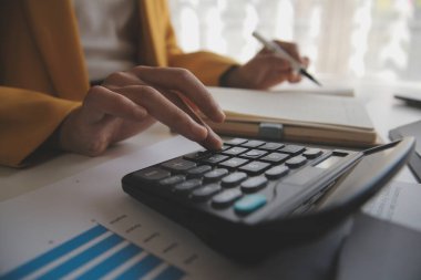 Ofiste çalışan iş adamları.