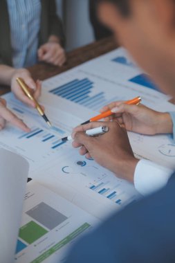 Co çalışma konferans, dizüstü bilgisayar ve dijital tablet, Ofis Masaları üzerinde yeni planı mali grafik verilerini tartışırken yatırımcı meslektaşları mevcut, Toplantı iş takım finans, muhasebe, yatırım.