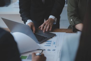 Co çalışma konferans, dizüstü bilgisayar ve dijital tablet, Ofis Masaları üzerinde yeni planı mali grafik verilerini tartışırken yatırımcı meslektaşları mevcut, Toplantı iş takım finans, muhasebe, yatırım.