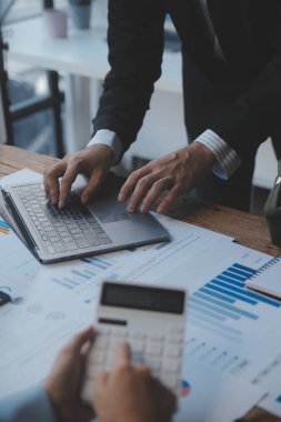 Co çalışma konferans, dizüstü bilgisayar ve dijital tablet, Ofis Masaları üzerinde yeni planı mali grafik verilerini tartışırken yatırımcı meslektaşları mevcut, Toplantı iş takım finans, muhasebe, yatırım.