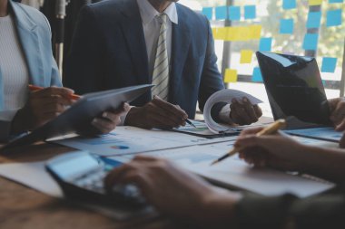 Co çalışma konferans, dizüstü bilgisayar ve dijital tablet, Ofis Masaları üzerinde yeni planı mali grafik verilerini tartışırken yatırımcı meslektaşları mevcut, Toplantı iş takım finans, muhasebe, yatırım.