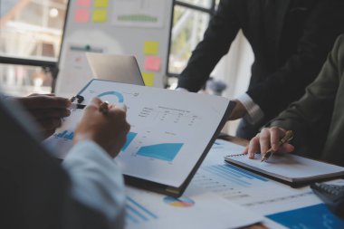 Co çalışma konferans, dizüstü bilgisayar ve dijital tablet, Ofis Masaları üzerinde yeni planı mali grafik verilerini tartışırken yatırımcı meslektaşları mevcut, Toplantı iş takım finans, muhasebe, yatırım.