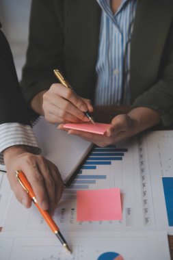 Co çalışma konferans, dizüstü bilgisayar ve dijital tablet, Ofis Masaları üzerinde yeni planı mali grafik verilerini tartışırken yatırımcı meslektaşları mevcut, Toplantı iş takım finans, muhasebe, yatırım.