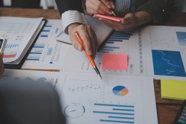 Co çalışma konferans, dizüstü bilgisayar ve dijital tablet, Ofis Masaları üzerinde yeni planı mali grafik verilerini tartışırken yatırımcı meslektaşları mevcut, Toplantı iş takım finans, muhasebe, yatırım.