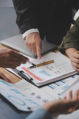 Co çalışma konferans, dizüstü bilgisayar ve dijital tablet, Ofis Masaları üzerinde yeni planı mali grafik verilerini tartışırken yatırımcı meslektaşları mevcut, Toplantı iş takım finans, muhasebe, yatırım.